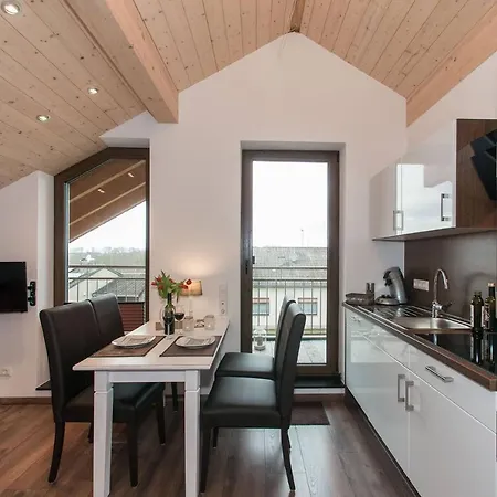 Lägenhet Gemuetliches Apartment-Seenaehe-Balkon-Parkplatz-Wallbox-Fahrradparkplatz *