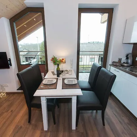 Gemuetliches Apartment-Seenaehe-Balkon-Parkplatz-Wallbox-Fahrradparkplatz Lägenhet *